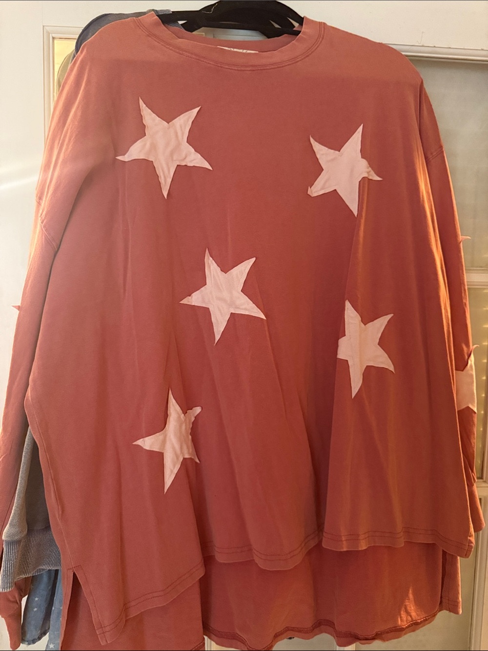 Fantastic Fawn high low Star Print Long Sleeve Top - Rust Pink